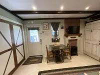 The Backyard Bungalow On The Trail -just minutes from downtown Hotels in Sans Souci