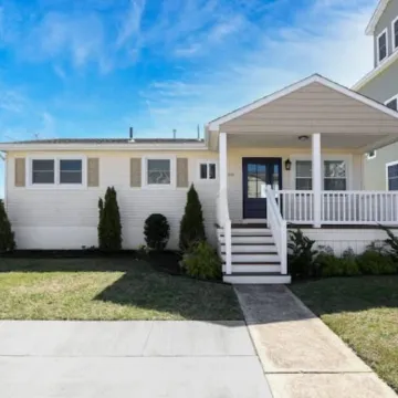 Pristine, airy beach home: sunsets, surf, golf, AC