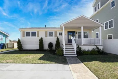 Pristine, airy beach home: sunsets, surf, golf, AC