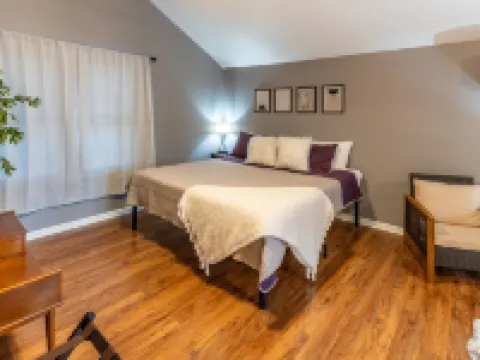 Spacious 4Br Family Haven w/ Backyard-Patio-Pets OK 埃文斯維爾酒店