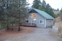 Charming Waterfront Pine Cabin on Curlew Lake