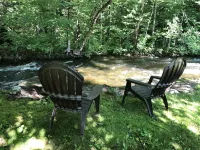 Doc's Lake house 1st floor, 2 bedroom apartment アディソンのホテル