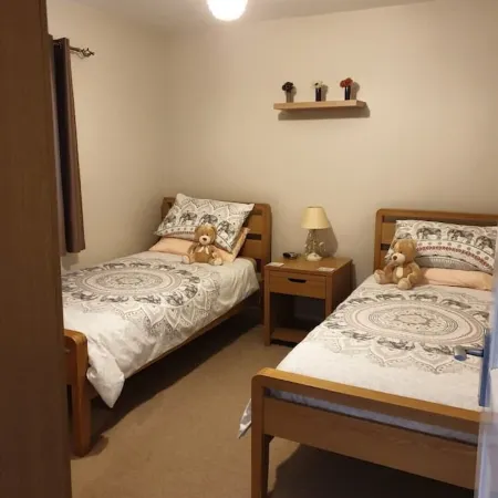 Large 3 bed bungalow set in Woodland grounds near Tamar lakes and local beaches Отели в г. Бьюд