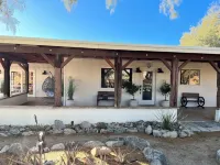 Private Ranch Getaway Perfect for Stargazing, Relaxing by Pool, Going in Spa. 데세르 퀸 마인 트레일헤드 주변 호텔