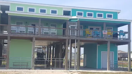 Water view condo in Port O' Connor that sleeps up to 6