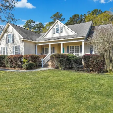 Relaxing & spacious 4BR home, fire pit & private fenced in backyard