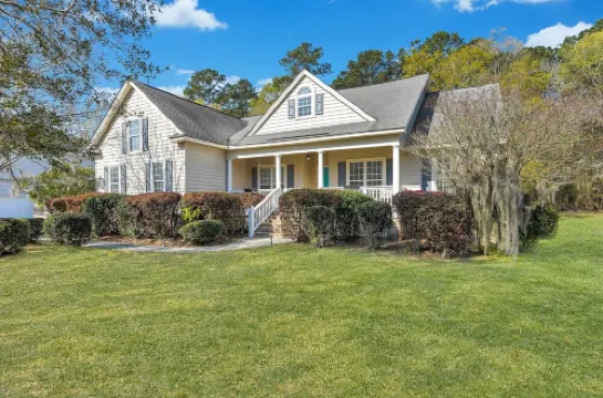 Relaxing & spacious 4BR home, fire pit & private fenced in backyard