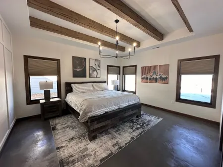 New! Rustic Modern Gateway to the Palisades Отели в г. Карбон