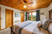 Lakefront Cabin with Stunning Mountain Views, Sleeps 6, on Douglas Lake - 4 stjerner