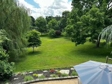 Cozy, 4 bedroom, 2 1/2 bath, Hot tub/Swim spa, 10 minutes to Hershey attractions Отели в г. Лебанон Каунти