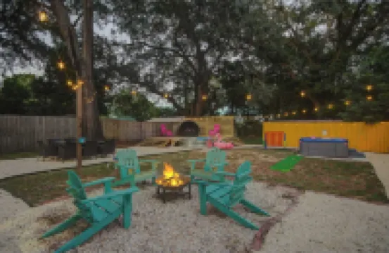 Super Fun Family Bungalow - Hot Tub - Yard Games - Seasonal Cowboy pool