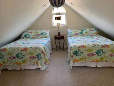 Spring Specials!  Waterfront Townhome & Boathouse Hotels near Heart Island