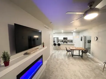 New 3 Bedroom House with attached Garage Parking Отели в г. Граймс