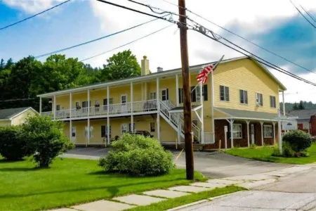 Updated Main St Condo in downtown Ludlow! Отели в г. Ладлоу