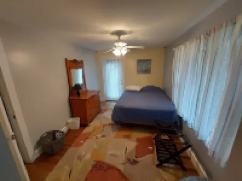 Geneva on the Lake HOT SPOT, 3 bedrooms/ w loft,2 bath ,sleeps 8-10. Huge deck .