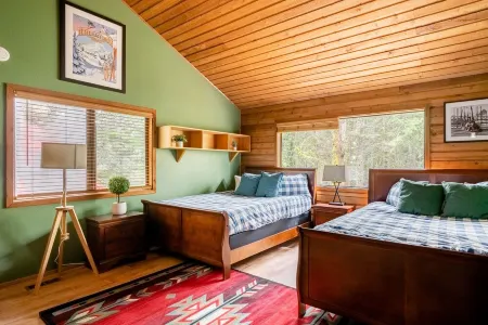 MT HOOD CABIN! Remodeled, 2500 sq ft, Sleeps 12!