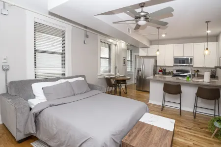 Secluded & Spacious 1BR Condo – Central in OTR Отели рядом с достопримечательностью «Cincinnati Museum Center at Union Terminal»