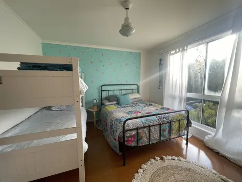 Private, bright, colourful; near beach 4; pets welcome.