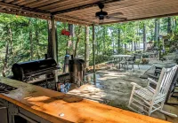 Catchin' 247 - Lakefront hideaway, outdoor spa, bar, firepit!