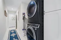 Luxurious Pool Home Central to Everything!