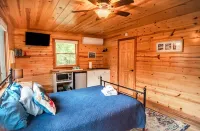 Beautiful suite located on iconic M-22 in downtown Glen Arbor Spa Amira附近的飯店