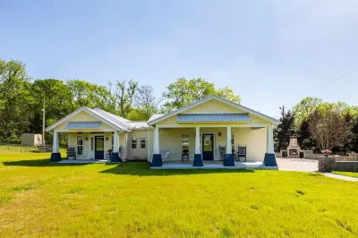 Quaint and charming cottage on 10 beautiful acres! Enjoy peace and country life! Hotels near First Presbyterian Church