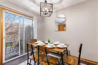 Oak Haven: 3 King Beds + 1 Queen Bed Fast Wi-Fi + FREE Parking - Sleeps 8 People Hotels in Raymore