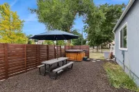 Kalispell Townhouse with Saltwater Hot Tub Các khách sạn gần Legends Stadium