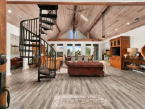 Luxury Barnhouse with 🔥HEATED🔥 Pool Hoteles en Kyle