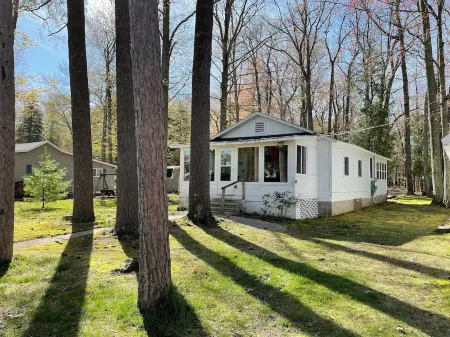 Classic and Affordable Lake Home, WWII Display, Canoe, Deck, Quiet Neighborhood