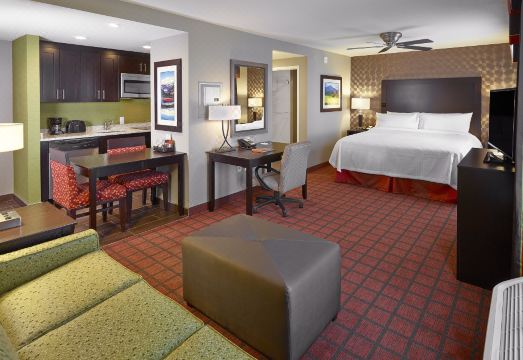 Homewood Suites by Hilton Calgary-Airport의 실내 주방 시설