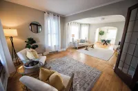 The Stallis Palace: Large 3BR House