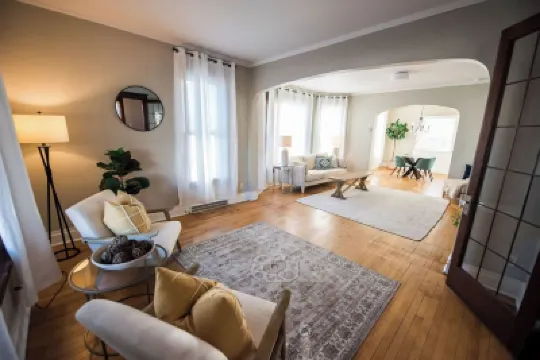 The Stallis Palace: Large 3BR House Hotels near Milwaukee Mile