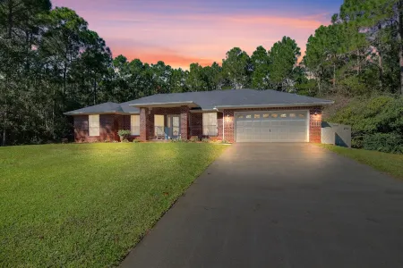 Navarre Retreat: Heated Pool, Hot Tub & Game room just minutes from the beach!