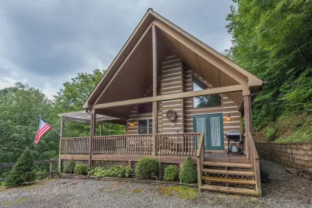 Hot Tub+River Views, Grill, Fireplace! Mtn Views, Private, 5 Min to Burnsville!