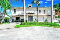 Waterfront Antique Mansion! Heated Pool+Hot Tub!