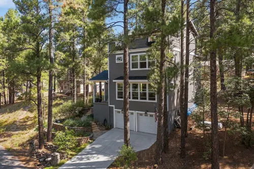 Reduced rates: Our chic home sleeps 9, has hot tub and 3rd floor balcony
