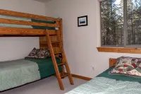 Angel Fire Chalet Nestled in the Pines, convenient to Ski and Golf w/Hot Tub - 발코니