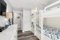 Welcome to Sea Glass Cottage, Walk, Bike, or Trolley to the Beach!