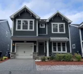 Fun Haven sleeps12. All season pool and hot tub. Walk to beach. Pet friendly.