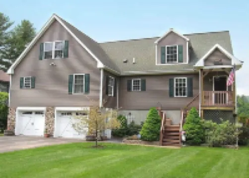 Beautiful 5 bedroom Waterfront House w/skiing/snowboarding/snow mobile path near