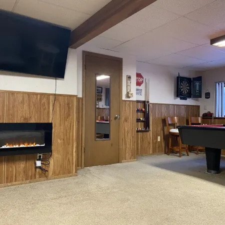 Beautiful Bi-level. Game room with pool table, 5 UHDTVs, WiFi. Central heat/air.