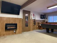 Beautiful Bi-level. Game room with pool table, 5 UHDTVs, WiFi. Central heat/air.