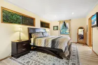 Amazing panoramic views and deck to watch from