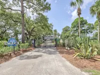 Waterfront on Ochlockonee Bay-Renovated condo & sparking pool