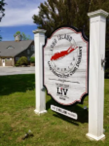 Renovated Cozy Chic North Fork Cottage, steps away from the Beach & Wine Trail!!