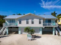 A Lazy River Day & Night 4 Bedrm  w lazy river heated pool! Bikes & Beach Gear! Hotels in Holmes Beach