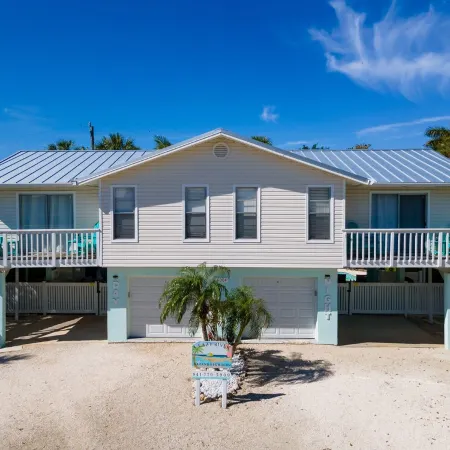 A Lazy River Day & Night 4 Bedrm  w lazy river heated pool! Bikes & Beach Gear!