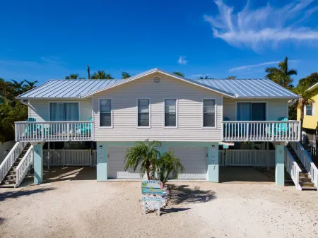 A Lazy River Day & Night 4 Bedrm  w lazy river heated pool! Bikes & Beach Gear!