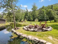 Spacious Colonial with streamside access and minutes from popular attractions فنادق في بوكونو